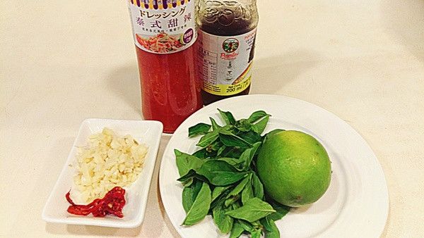 備齊醬汁所需材料及調味醬汁
蒜頭去膜切末 辣椒切末
九層塔去梗洗淨 切小片狀