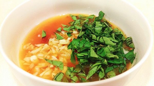 將醬汁所需的份量放入調理碗內
加入蒜末 辣椒末及九層塔 調勻即完成