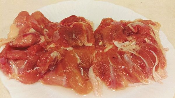 雞腿排洗淨後抹上少許的鹽及米酒略醃20分鐘