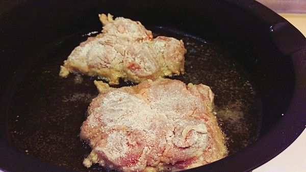 平底鍋內放入約8分飯碗的沙拉油熱油鍋
放入雞腿排 用中小火慢煎
(先煎帶雞皮的那面)