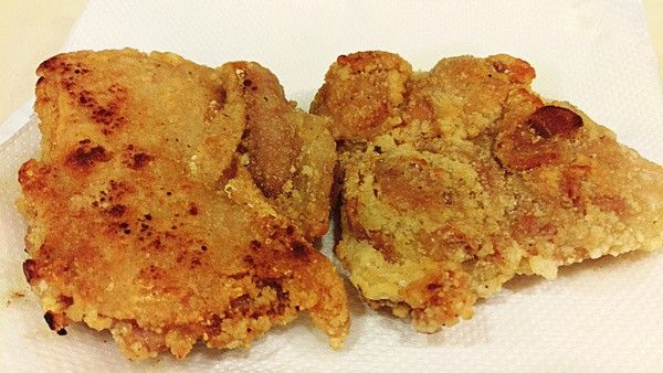 雞腿排兩面皆煎至金黃色即可
取出先放在廚房紙巾上吸油