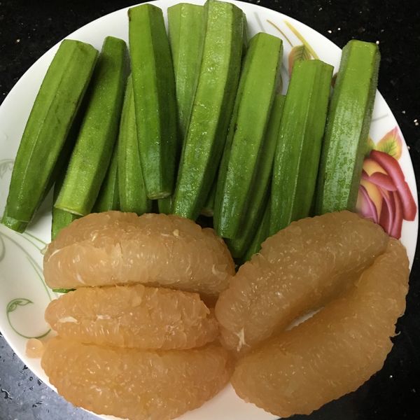 秋葵洗淨及西柚肉備用。