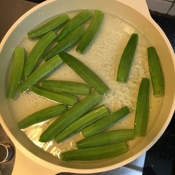 秋葵以開水灼5分鐘（煮太久會不夠爽脆），期間加入少許鹽使秋葵更翠綠。