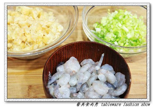 蝦仁芹菜油條切丁蔥切末備用