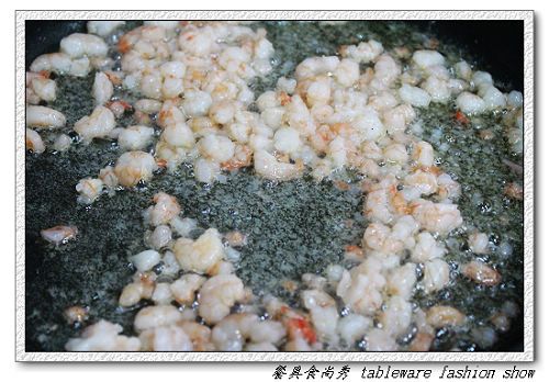 將蝦仁用醃料醃10分鐘，在放入平底鍋翻炒蝦仁至紅色