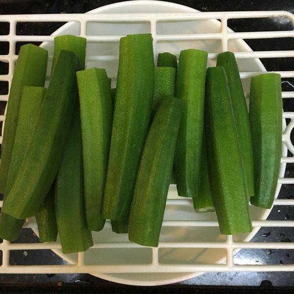 將秋葵掠乾，待涼約10分鐘