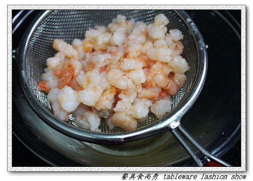 蝦仁撈起瀝油備用