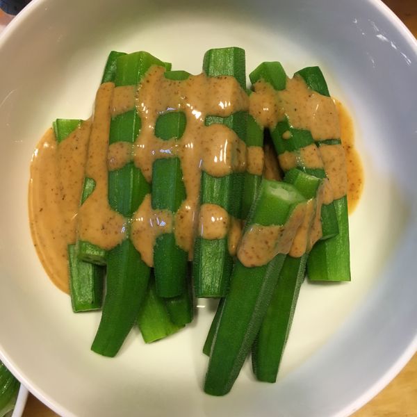 上碟加入胡麻醬，西柚伴碟即可。