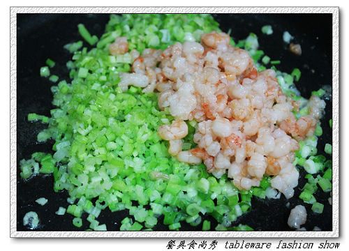 再放入芹菜丁、蔥末、蝦仁丁加點鹽拌炒撈起備用