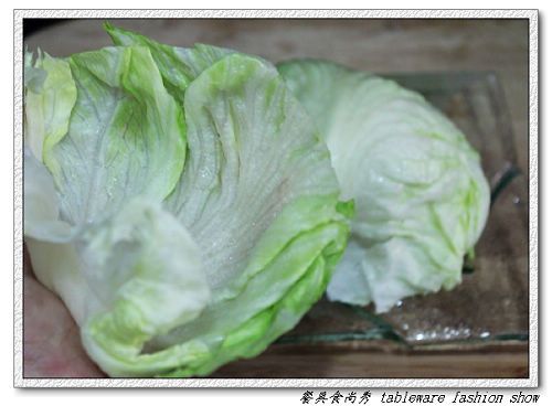 美生菜從中間用刀劃一圈，剝下梗，用水沖洗剝落菜葉，並用剪刀剪去邊緣(像碗狀)
  泡入冰水約1分鐘，取出瀝乾水分備用。