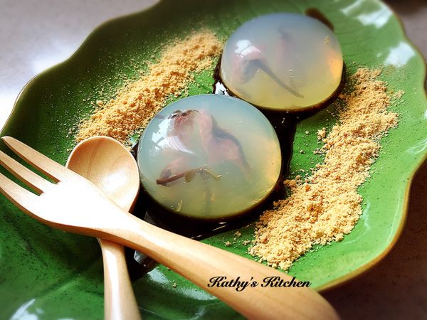 完成品沖點冷水，小心拿出來；擺盤、淋上黑糖蜜、撒些黃豆粉，即可享用。