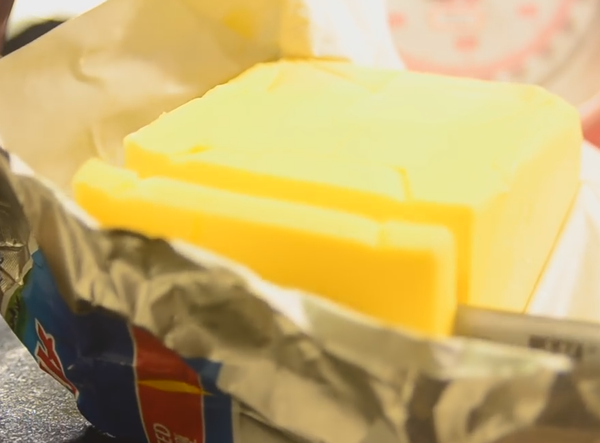 先將奶油切一片下來。