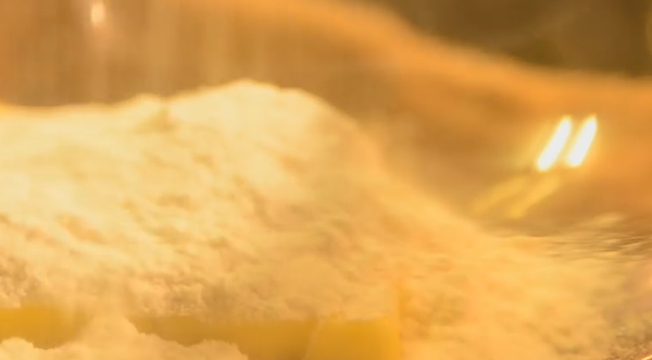 在把切下來的奶油和麵粉同放再一個玻璃碗裡，之後再將1小匙的鹽放入。