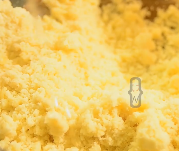 加入鹽巴後，攪拌半至粉碎的模樣 如圖<<<