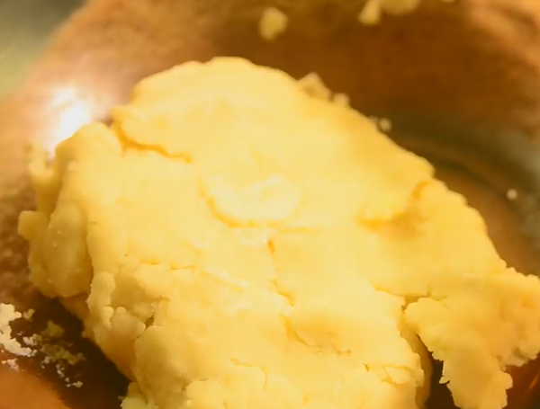 再來加入冰水繼續攪拌，攪拌成類似麵糰。