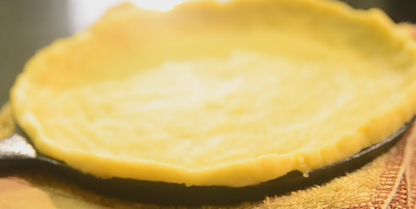 把團放進平底鍋上 壓一壓，至整個貼再上，沒有任何縫隙