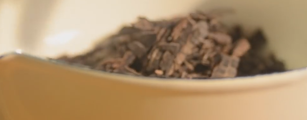 把巧克力碎片放進碗裡，加入另外1小匙鹽巴，攪拌均勻