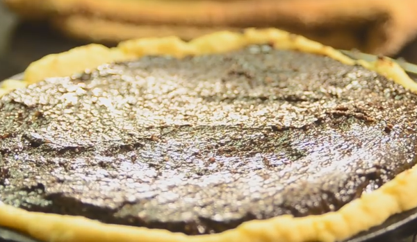 把烤好的派拿出來，把12的巧克力醬到進派皮上撲滿 即可完成！