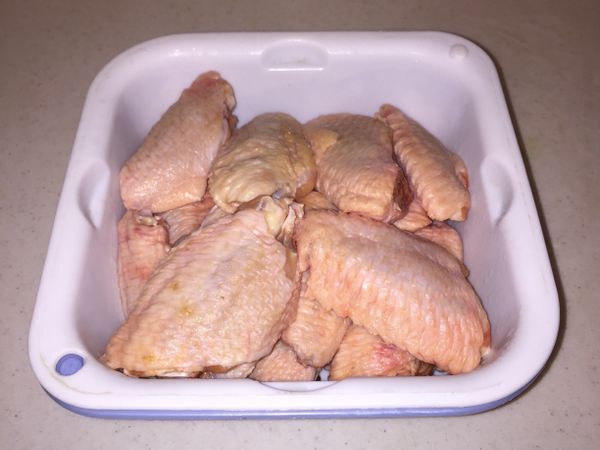 將雞翼洗淨，煲一煲水先放薑片再放雞翼，中火煮3分鐘。