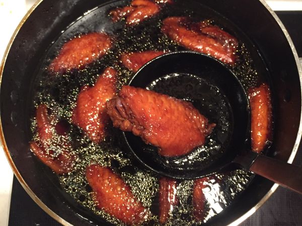 將煮好的雞翼用冷水沖至降温，然後用另一個煲加入瑞士汁，水，冰糖，當瑞士汁滾起再加入雞翼蓋上蓋中火煮滾後轉小火煮10mins，然後熄火焗3mins即可。