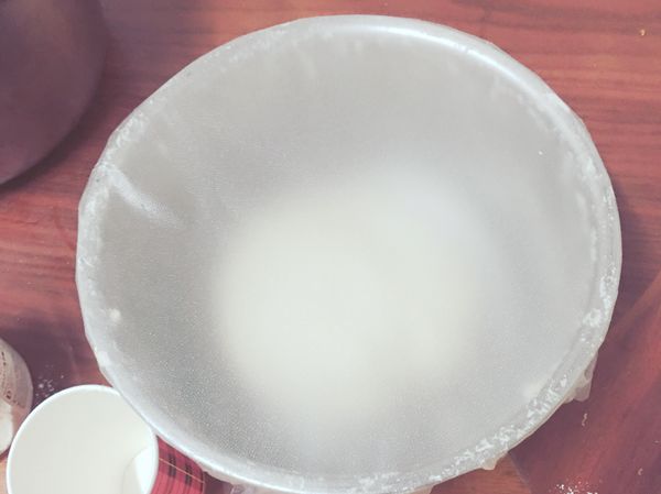 蓋上保鮮膜讓麵團鬆弛20分鐘