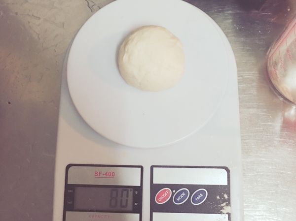 20分鐘過後，拿出鬆弛好的麵團，分成8等分，平均一顆大約80公克。