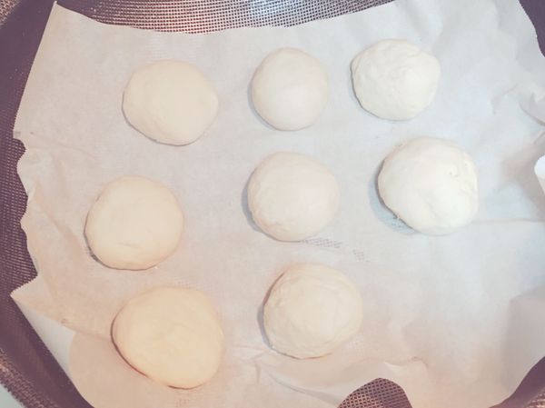 揉圓之後，蓋上保鮮膜，要進行第二次鬆弛，需要一小時的時間讓麵團鬆弛。