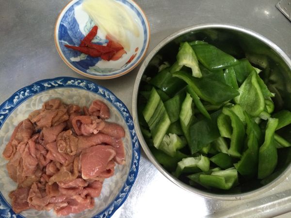 將牛肉片切小片，用醃牛肉調味料混和均勻，放置20分鐘。
青椒去籽、切條再斜切成菱形。
辣椒切段。