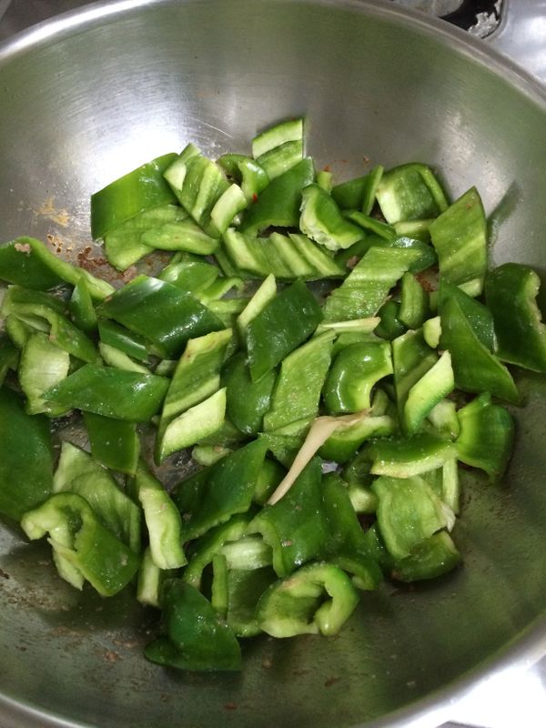 鍋中放入青椒及調味料，中火拌炒約三分鐘。