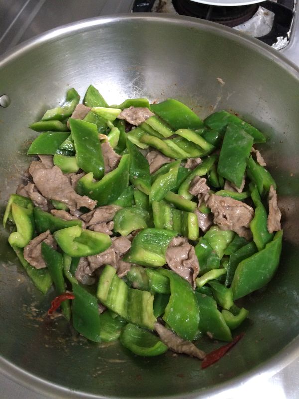 將牛肉片加入混合均勻，再炒1-2分鐘即可呈盤。