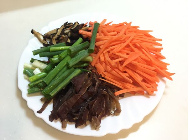 蔥、香菇、胡蘿蔔、木耳，切絲。