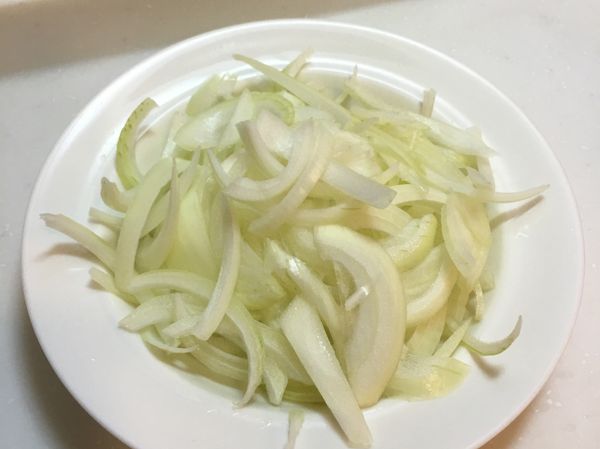 洋蔥切絲。