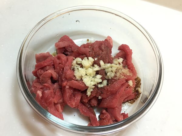 牛肉絲，把醃醬（醬油、糖、蒜泥）加入，拌勻，醃製10分鐘。可以換成自己喜歡的肉類，或不加也行。