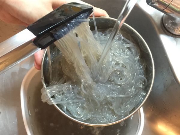 煮好後，用冷水沖洗，放涼。
拌入冬粉拌醬。