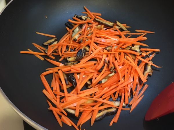少許油，爆香香菇後再放入胡蘿蔔，炒熟後先盛起。