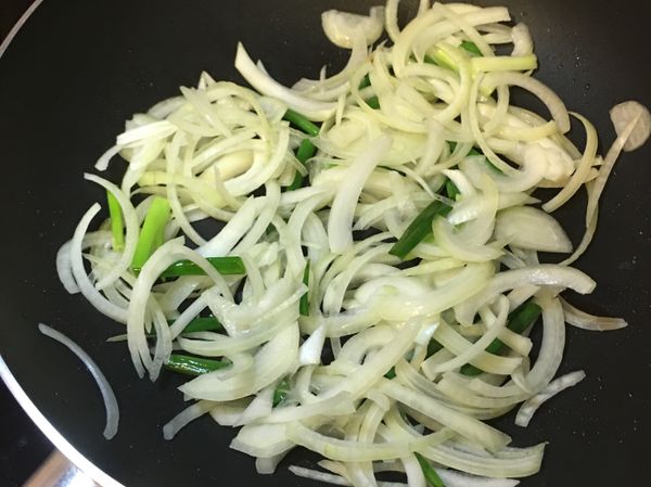加入蔥白爆香後再加入蔥綠和洋蔥炒軟。
加點鹽，加速軟化。