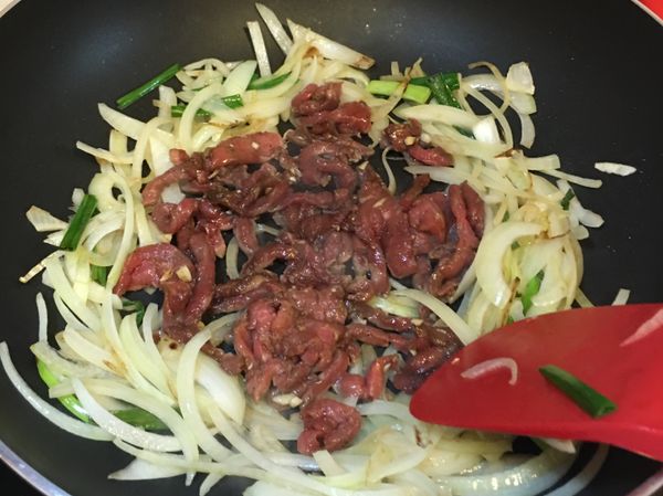 加入醃好的牛肉炒熟，盛起。