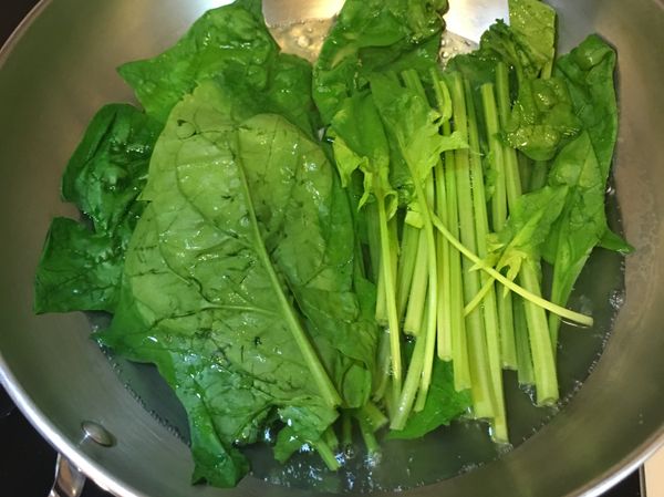 菠菜燙熟後，擠乾，切小段。