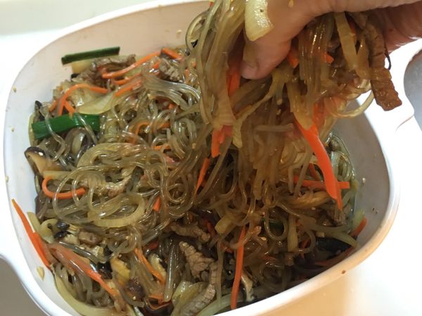 將炒料全部拌入冬粉內拌勻。