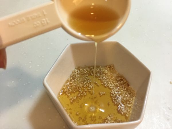 拌入冬粉的香油，可以先將少許白芝麻用湯匙研磨一下，再加入要拌入的香油。
香油會更有白芝麻香喔。
