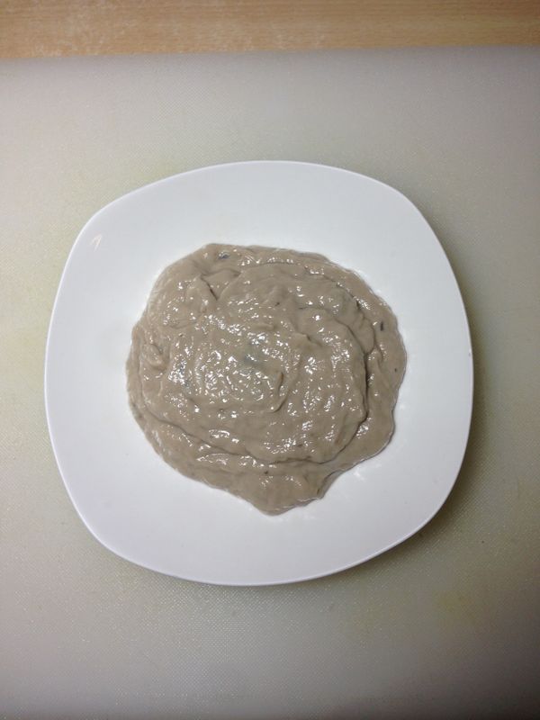 加入少許地瓜粉並拍打魚漿。