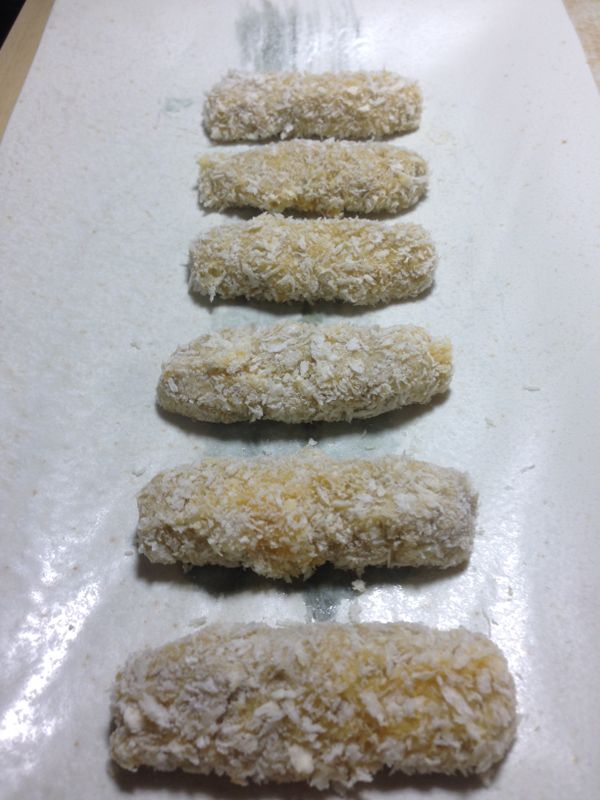 將魚漿放入冰箱冷藏約30分鐘後依序裹上麵粉、蛋液和麵包粉。