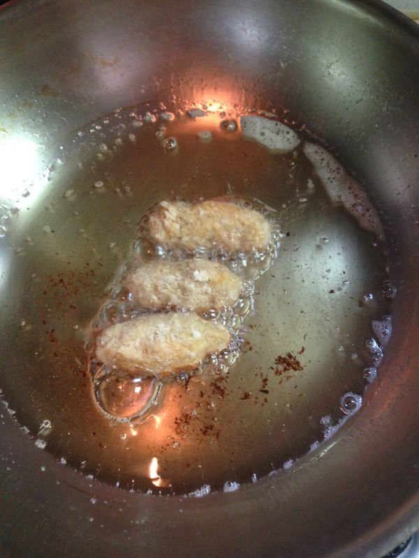 放入油鍋內煎炸至兩面上色後撈起，蔬菜類不裹粉下鍋炸。