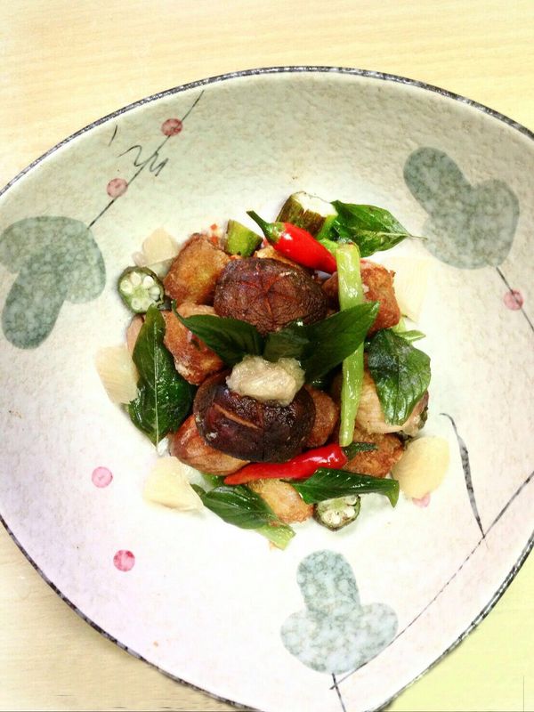 將柚子、蒜頭、紅蔥頭和辣椒用Panasonic手持式電動攪拌棒打成醬汁淋上即完成此道柚香鹹酥魚。