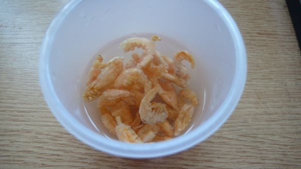 蝦米洗過，泡水約10分鐘備用.
