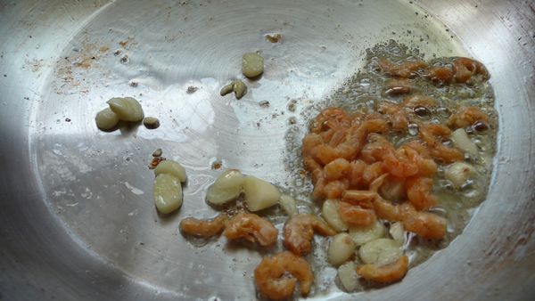 取一熱油鍋，爆香蝦米與蒜頭.