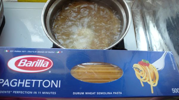 盒子上建議煮11分鐘有彈牙的口感.麵條煮好後，記得保留煮麵水下來.