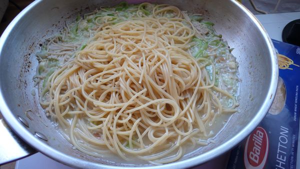 開蓋，將煮好的義大利麵放進去拌勻，再加入100c.c的煮麵水.