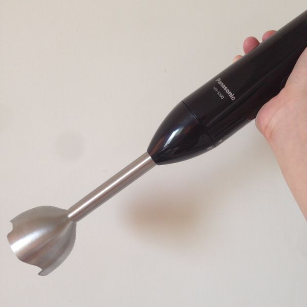 將無刺虱目魚用Panasonic手持式電動攪拌棒打成泥漿。