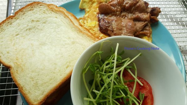 梅花肉醃法: 醬油+番茄醬+米酒調勻後，放入梅花肉，肉按摩吸收醬汁，再放入太白粉，醃製一晚後煎熟。
玉米煎蛋，蔬菜洗淨備用。
吐司入平底鍋無油煎酥，每片一單面塗上花生醬備用。